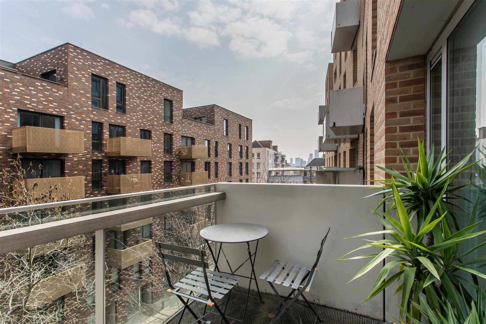 2 bed property in Nelson Walk, Mile End